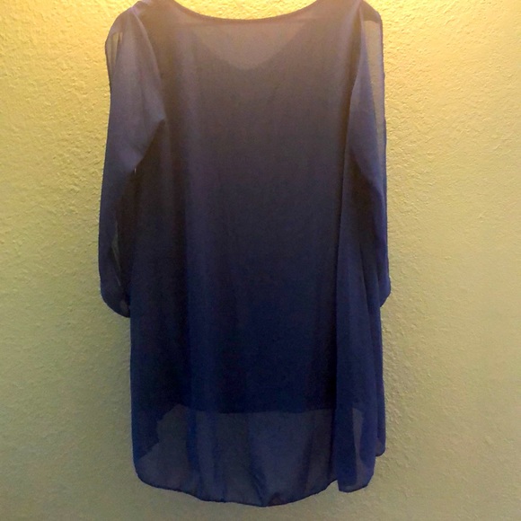 Blouse with cut out sleeves - Picture 2 of 3